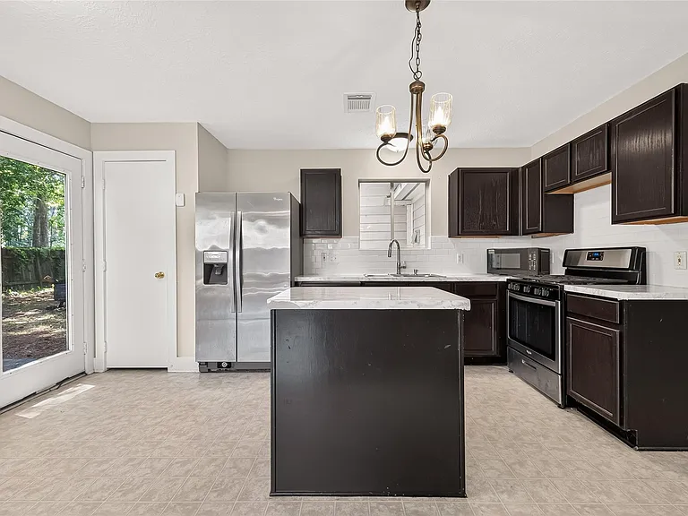 18174 Woodsdale Ct — Photo 13