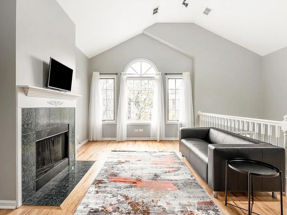 1st image of 1536 N Claremont Ave APT 3