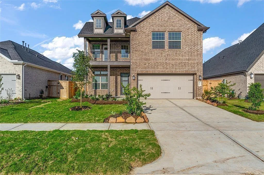 4 bed, 2.5 bath, 2366 sqft, $3,200 — Photo 1
