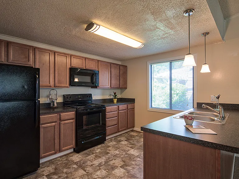 Saddlewood Apartments & Townhomes — Photo 10