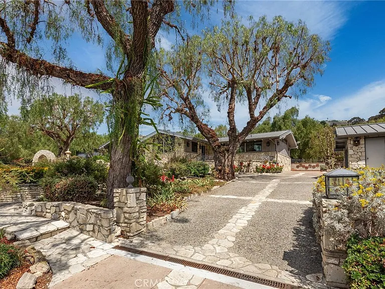 57 Narcissa Dr — Photo 1