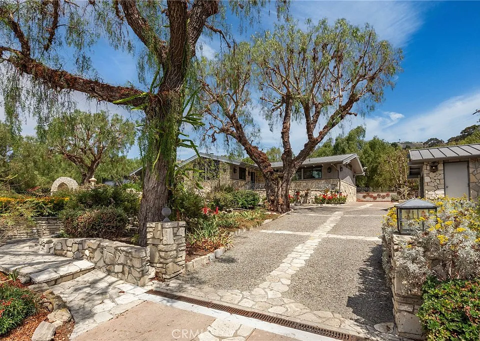 57 Narcissa Dr