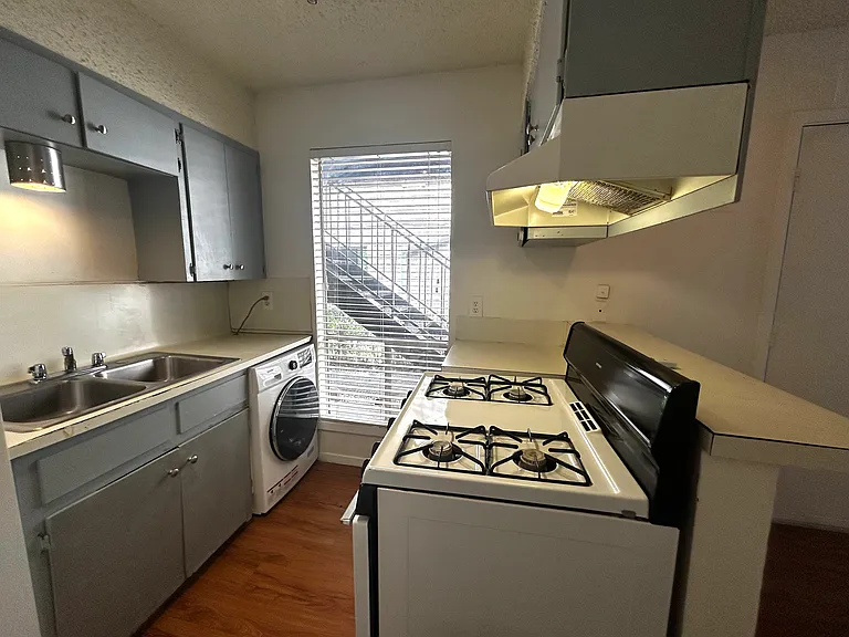 1011 W 23rd St #101 — Photo 11