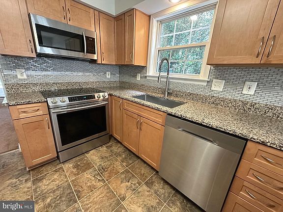 3rd image of 444 Lake Dr
