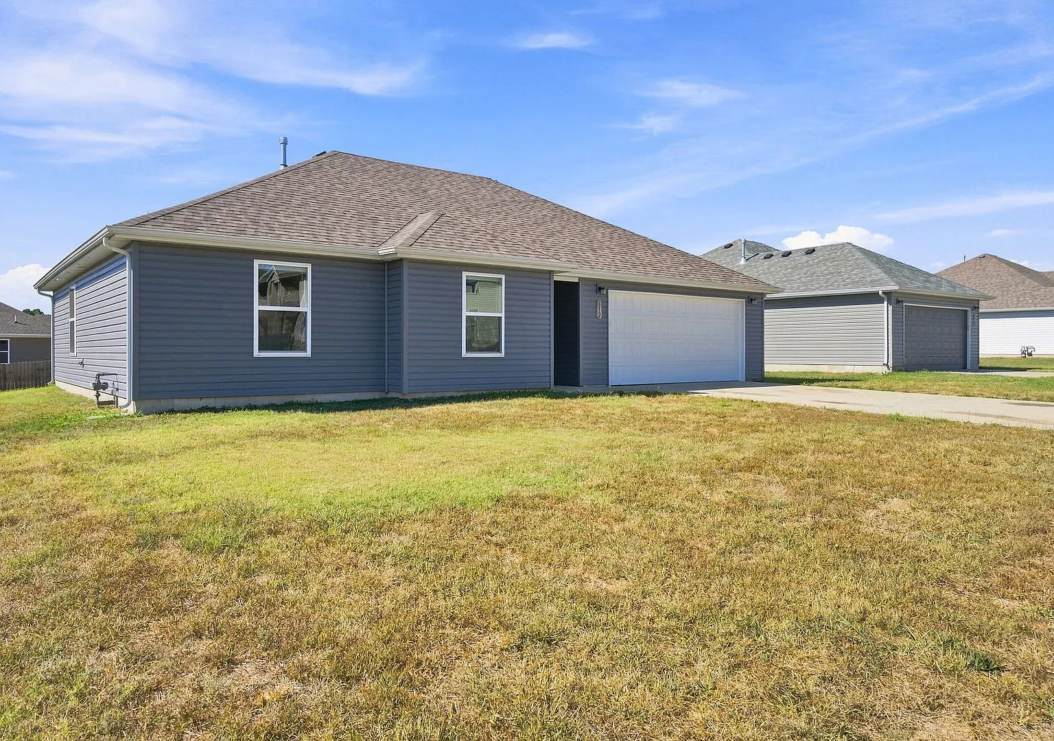 Brand New Aurora 3 Bedroom Rental — Photo 4