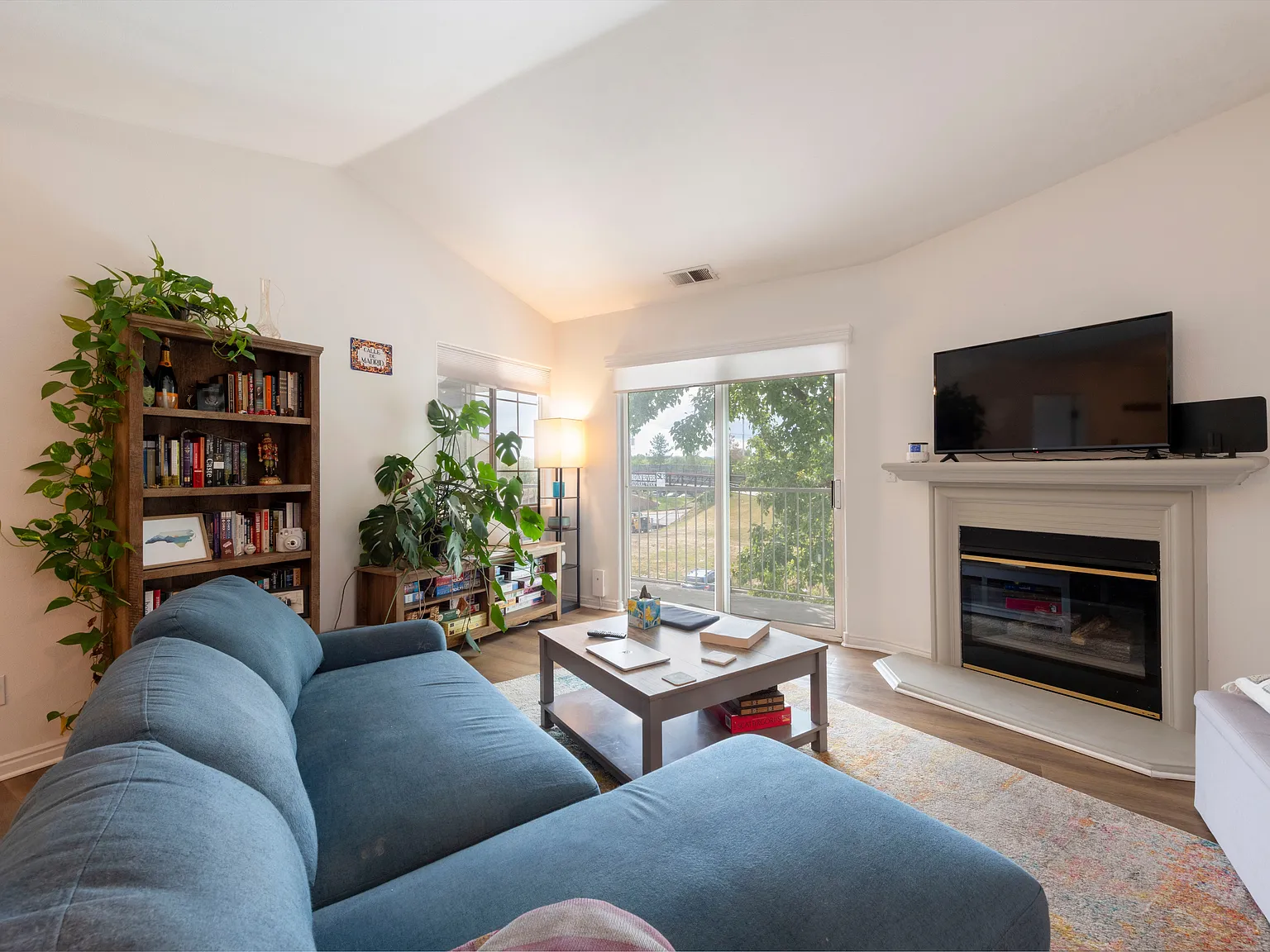 2 bed, 1070 sqft, $1,750 — Photo 2