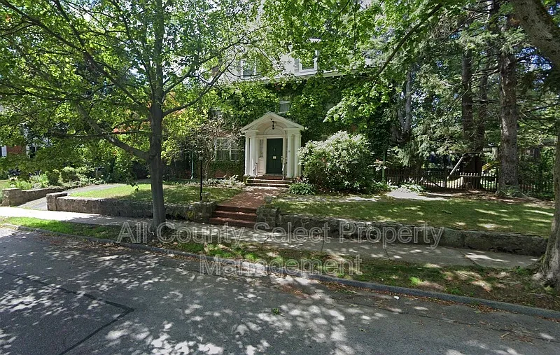 4 bed, 2.5 bath, 2960 sqft, $5,000 — Photo 2
