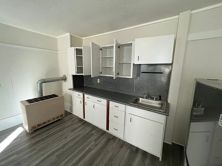 28 Tallman St — Photo 2