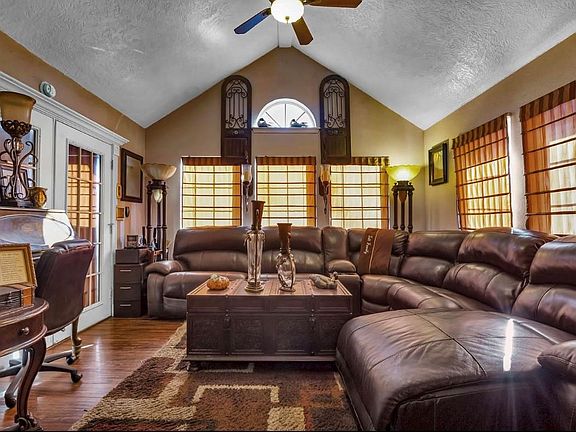 5th image of 409 Davis St