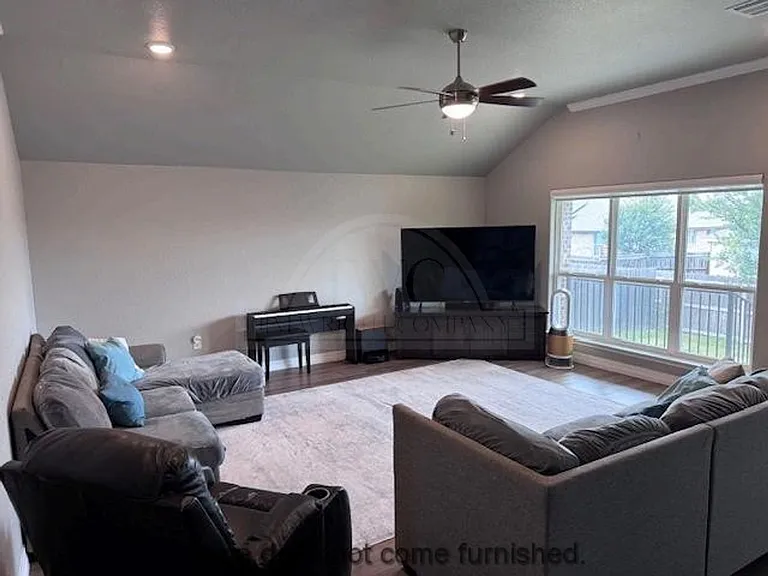 907 Holliday Dr — Photo 10