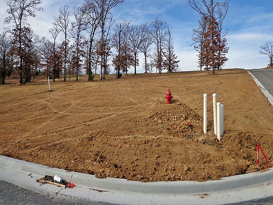 2nd image of 521 Woodlands Dr