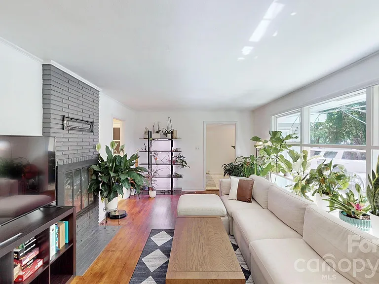 1136 E Woodlawn Rd — Photo 7