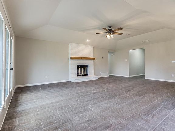 5th image of 1071 Holly Ln