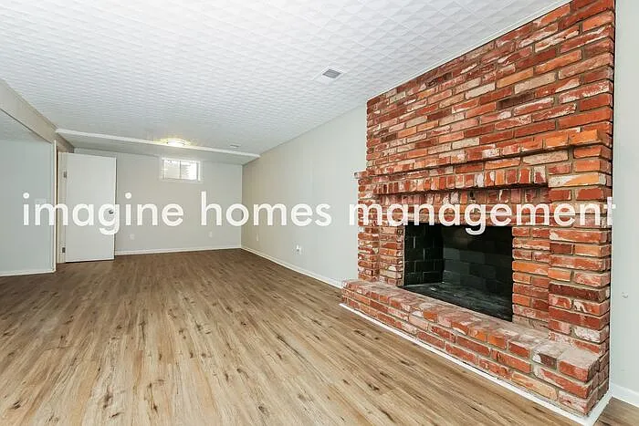 8916 N Grand Ave — Photo 3