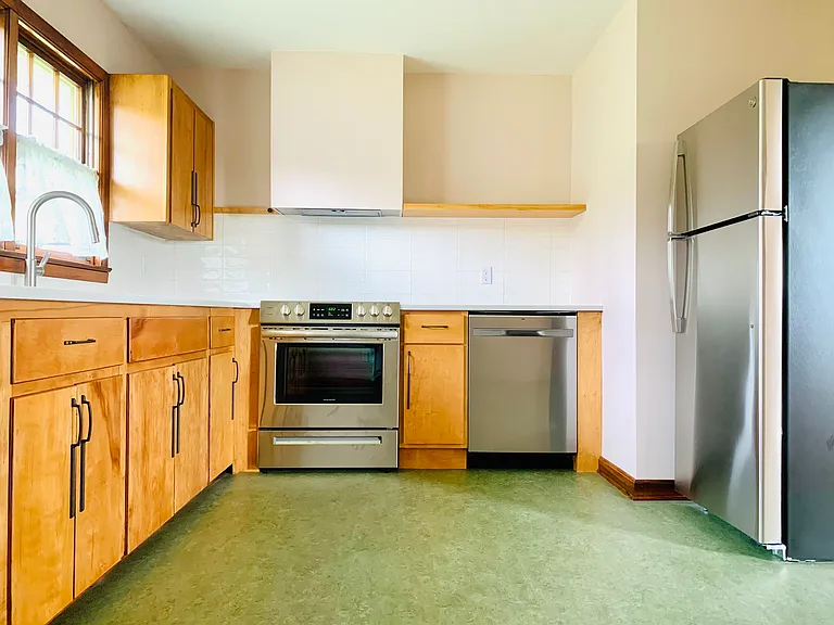 1615 E Glenwood Ave NE — Photo 1