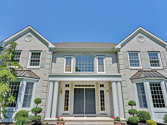 11 Risa Benjamin Way Freehold-large-010-