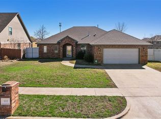 932 SW 15th St, Moore, OK 73160