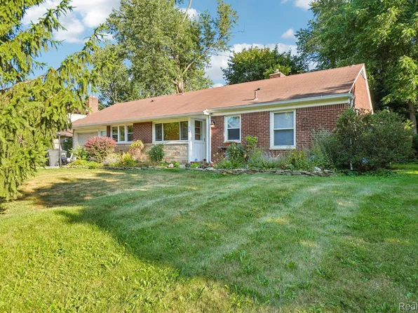 74 Barrington Rd, Bloomfield Hills, MI 48302