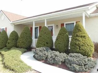 25 Fieldcrest Dr, Littlestown, PA 17340