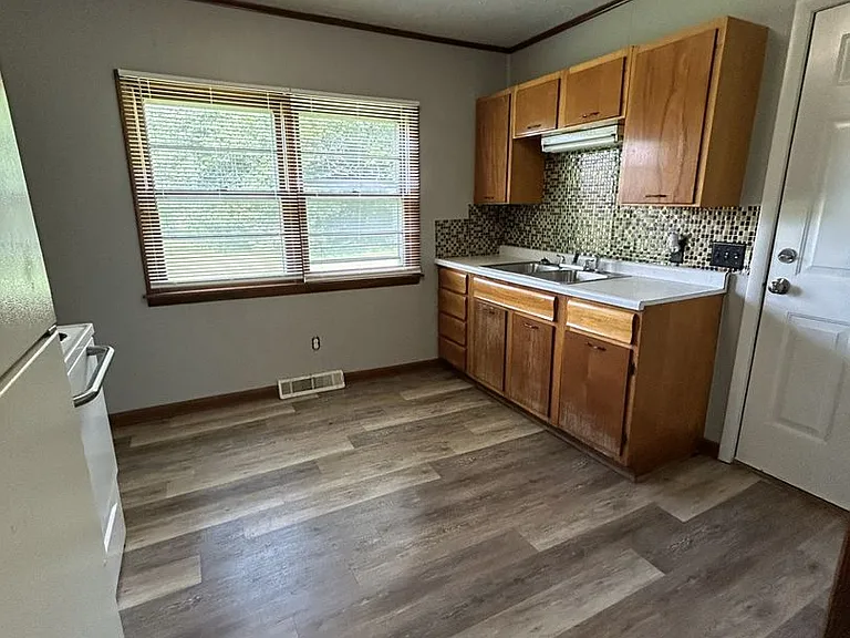 1007 E Monroe St — Photo 3