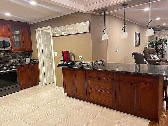 4th image of 1305 Carol Ln
