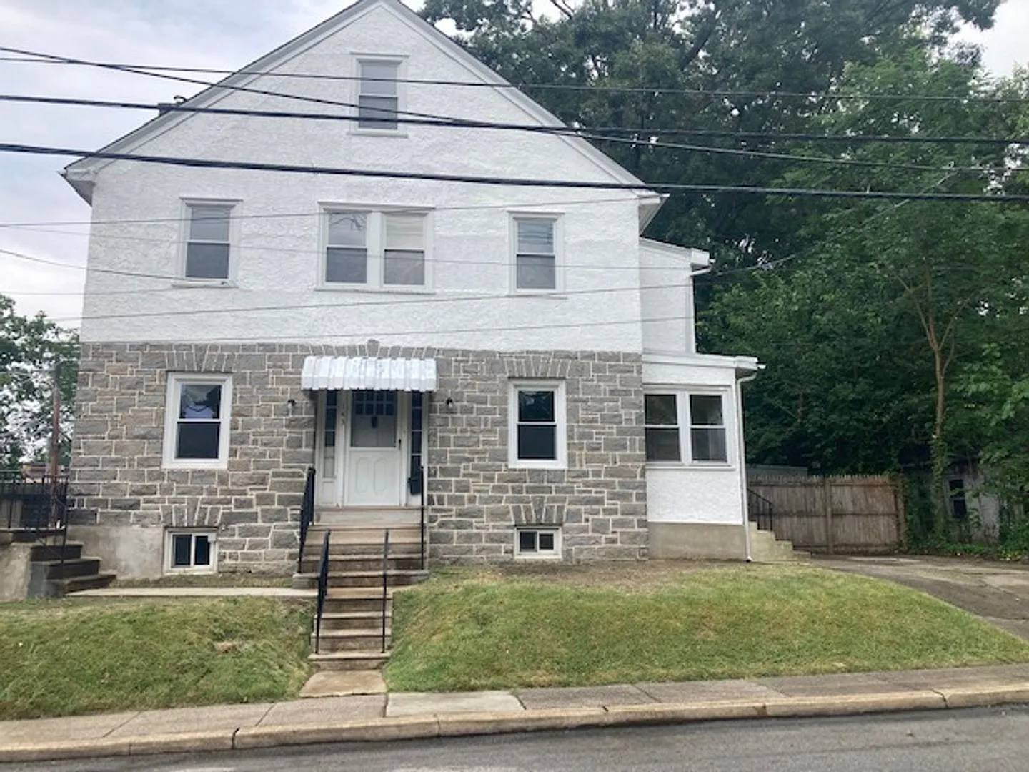 Beautiful 3-Bedroom + Bonus Room, 1-Bathroom Remodeled Twin House - Lansdowne — Photo 2