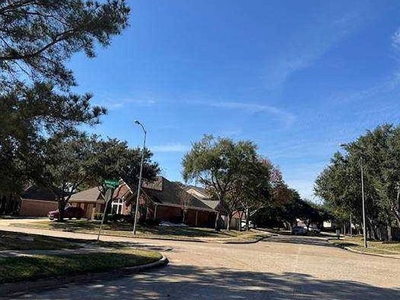 Exterior Neighborhood (street photo)
