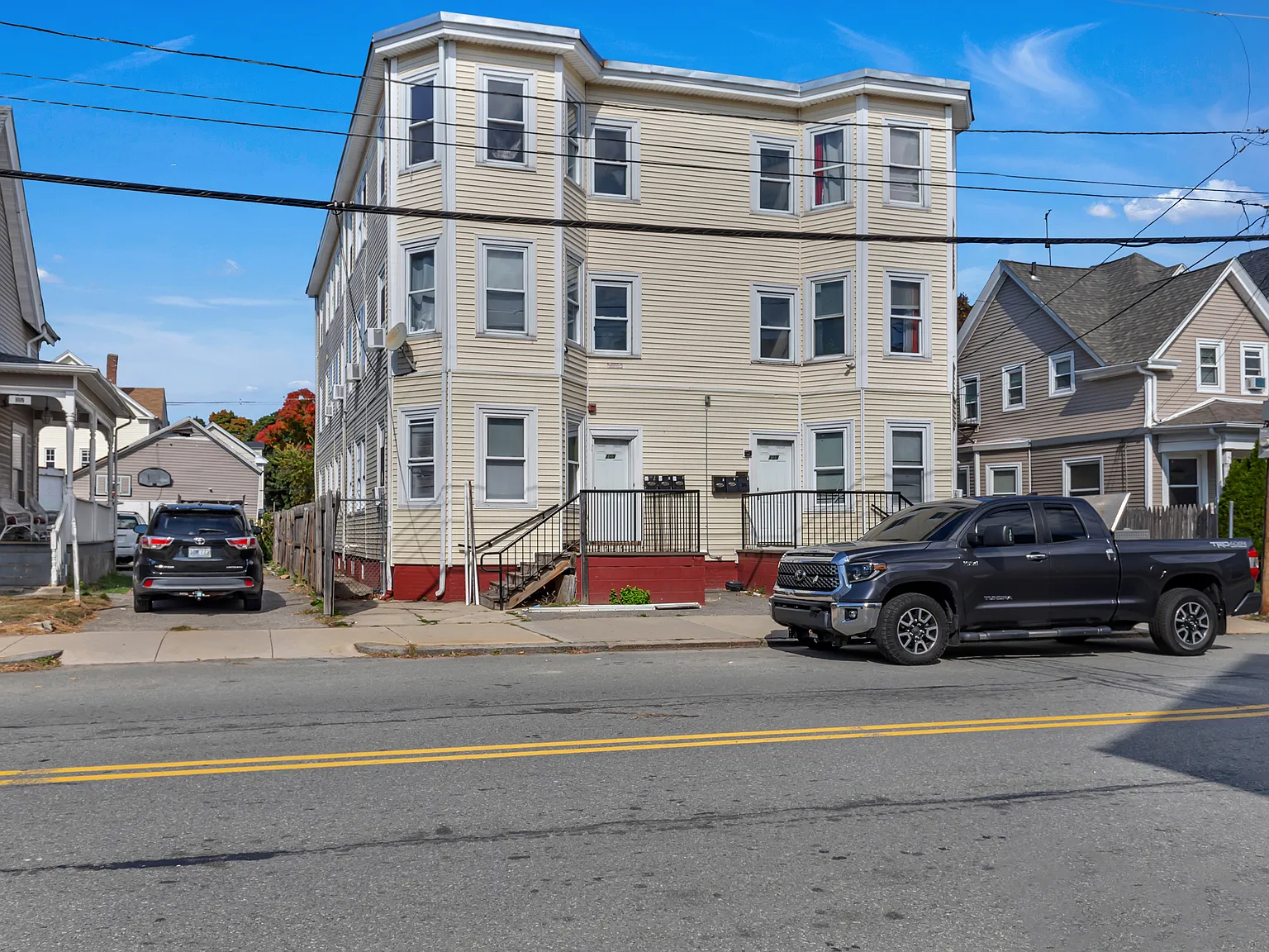 3 bed, 1400 sqft, $2,000 — Photo 1