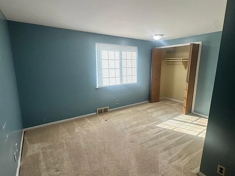 10922 Chicago Rd — Photo 16