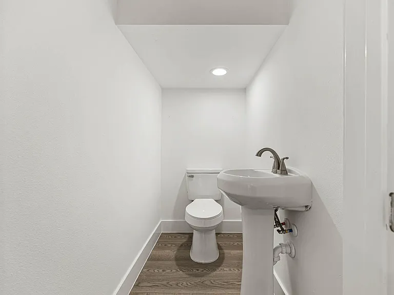 4512 Noble St — Photo 8
