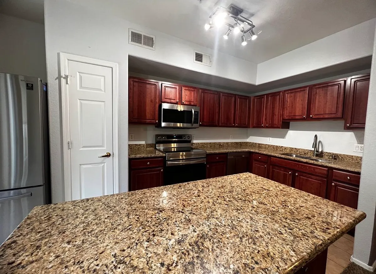 Building Photo - 18250 N Cave Creek Rd #155