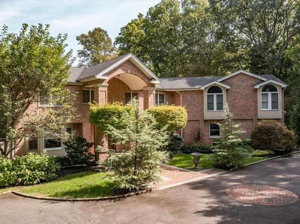 18 Spinning Wheel Lane, Dix Hills, NY 11746
