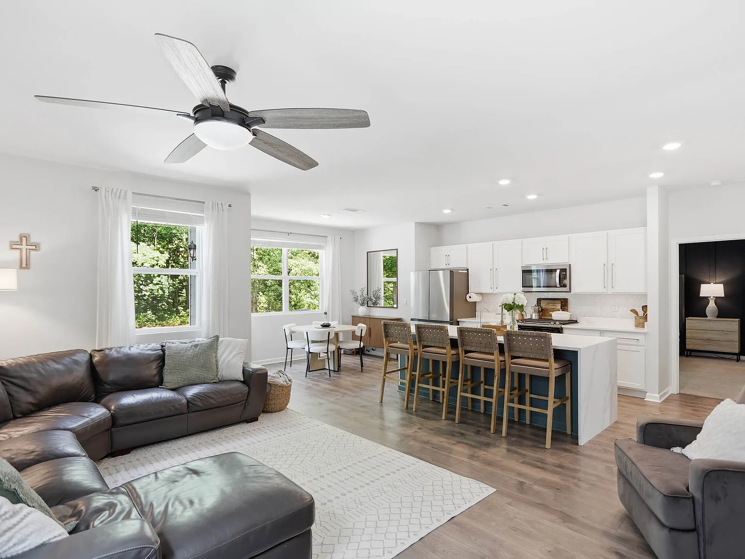 4 bed, 2.5 bath, 2618 sqft, $2,575 — Photo 3