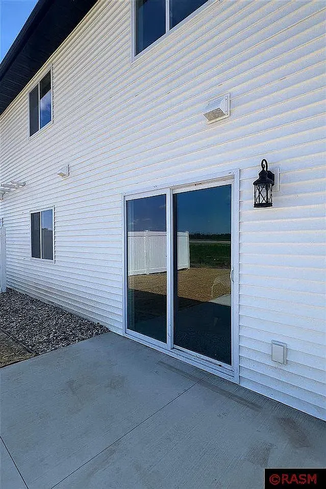 3 bed, 1800 sqft, $2,400 — Photo 3