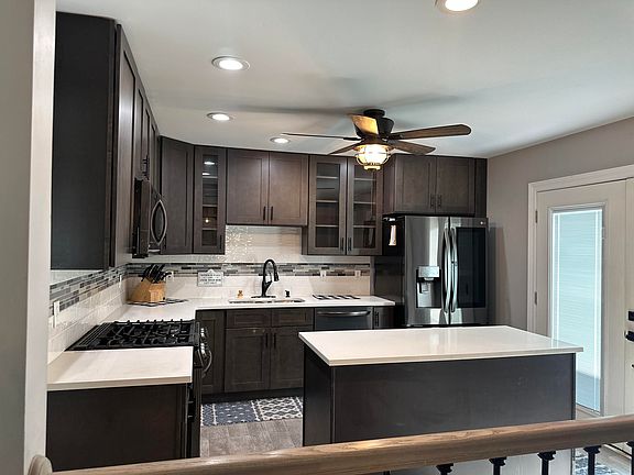 3rd image of 585 Medford Dr
