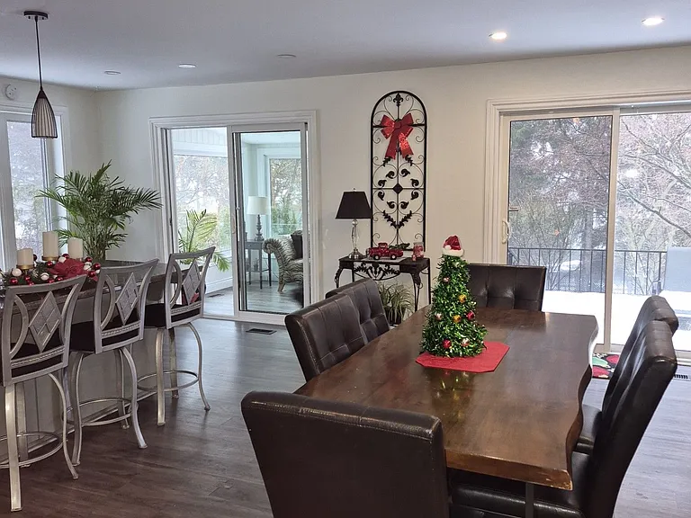 184 Dundas St E — Photo 13