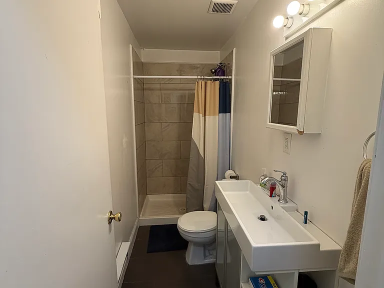 1630 N Sydenham St #1 — Photo 5
