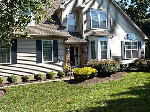 12 Courtyard Ln