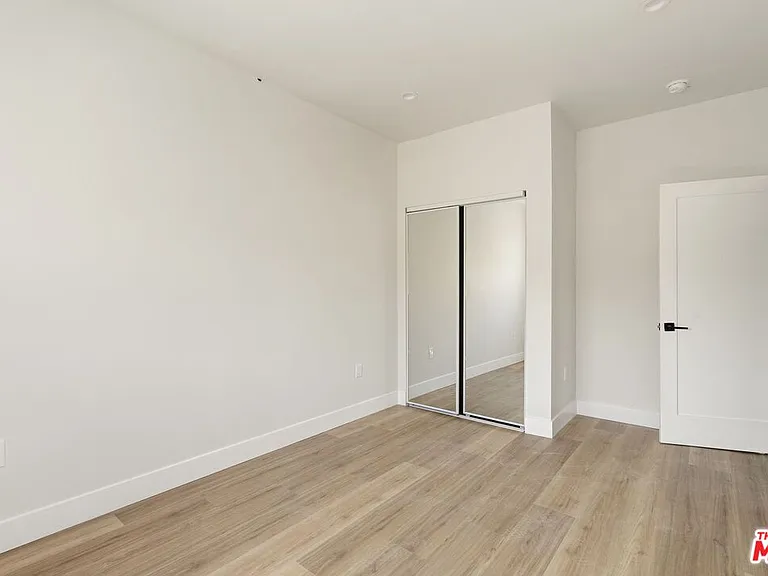 716 W 41st Pl #1 — Photo 12