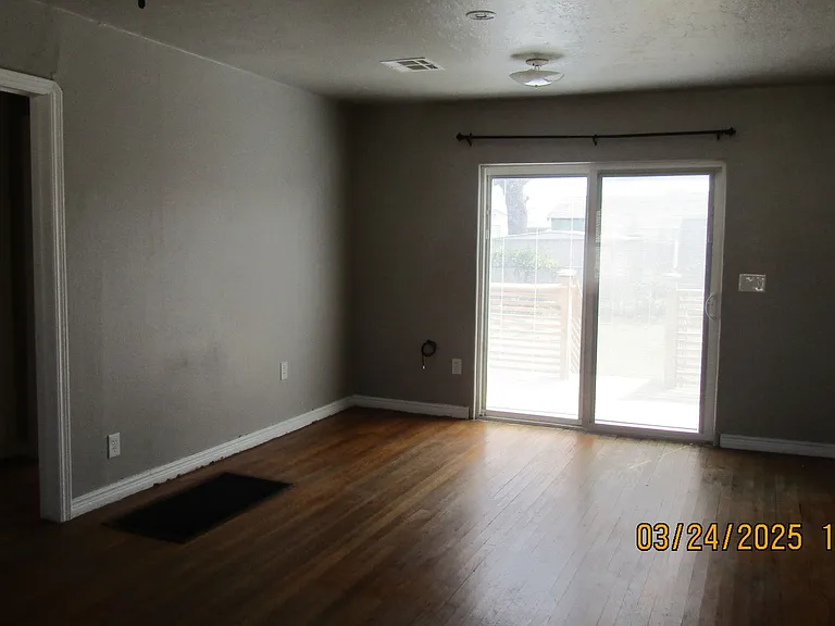 712 SW Roosevelt Ave — Photo 3
