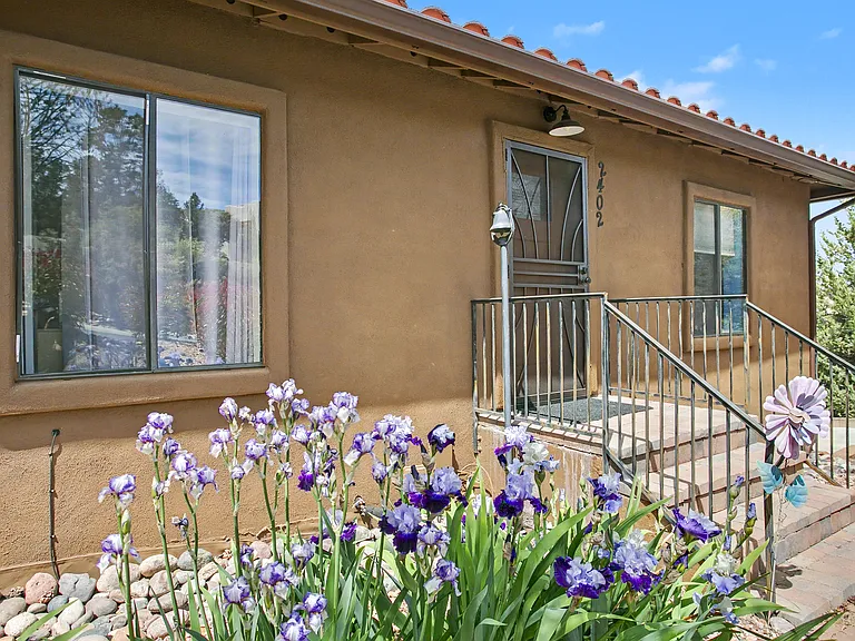 2402 Desert Willow Dr — Photo 3