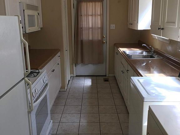 Kitchen, with door to parking