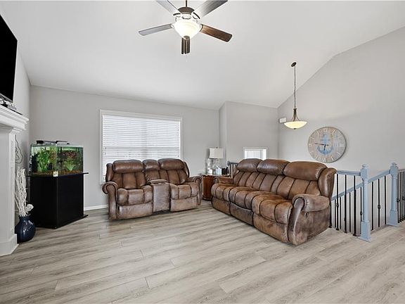 4th image of 809 N Whispering Hills Dr