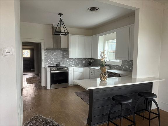 5th image of 405 E College St
