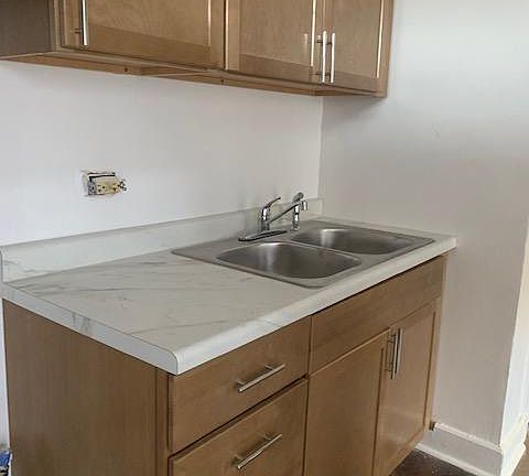 4th image of 5848 S King Dr #2