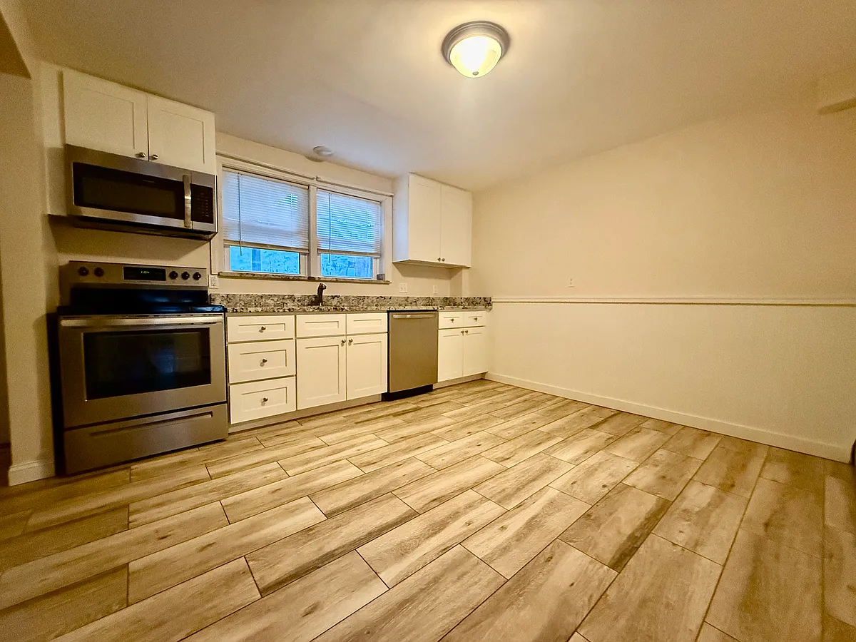 Building Photo - 4833 Washington St #2