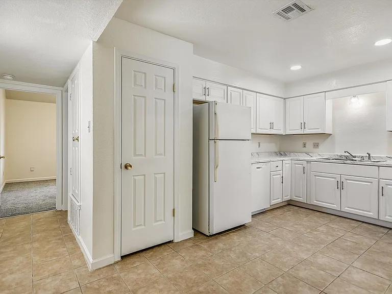 803 Valley View Dr #B — Photo 6