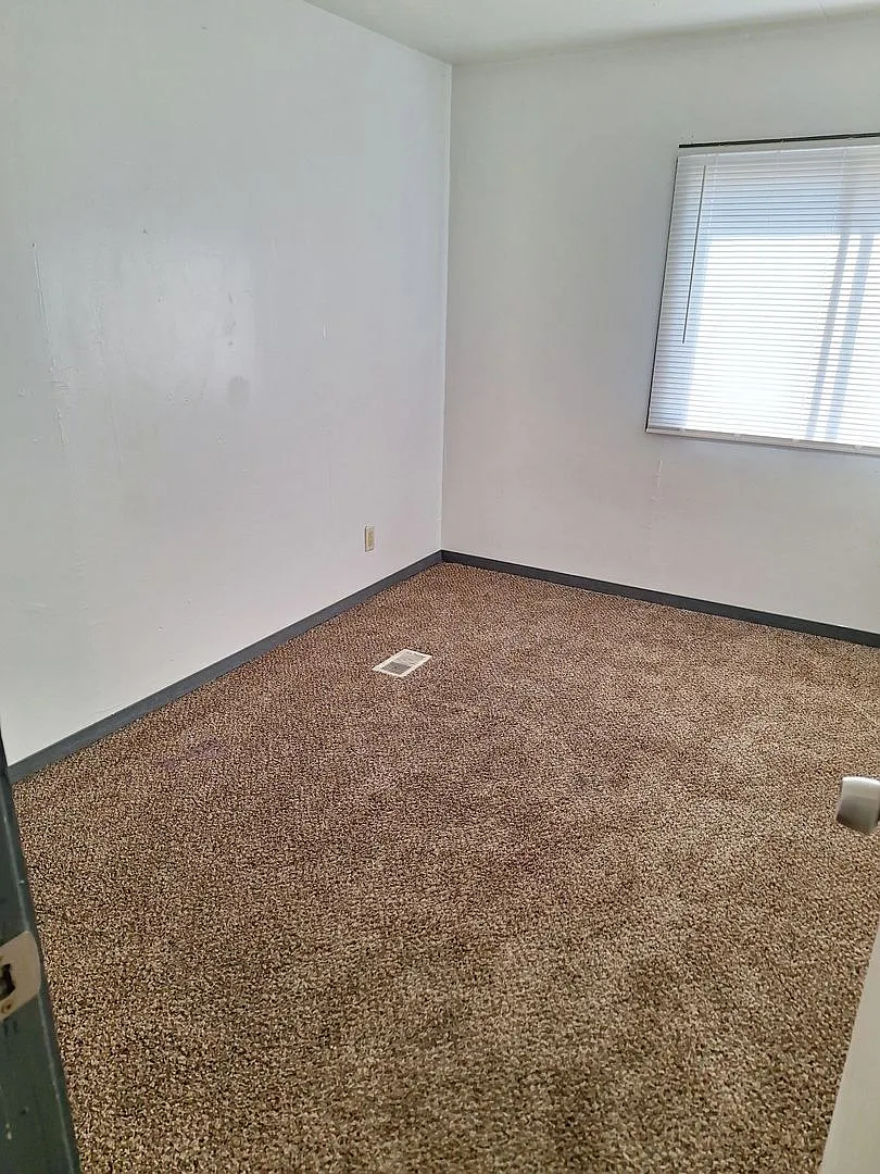 4 bed 2 bath — Photo 2