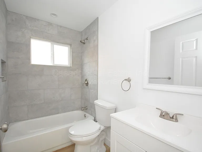 134 E Market St — Photo 5