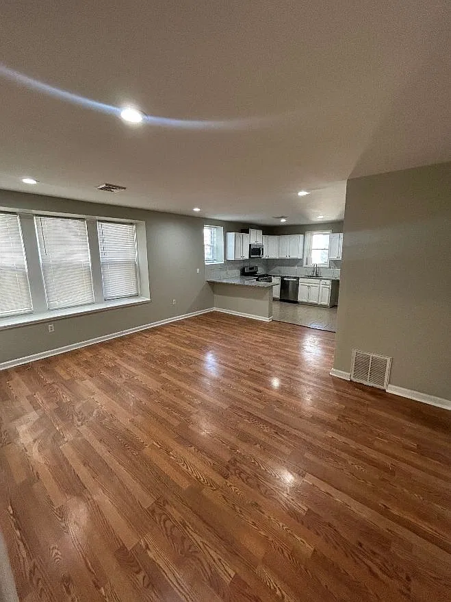 3 bed, 1400 sqft, $1,600 — Photo 4